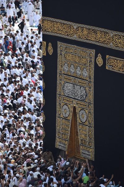 Pèlerins autour de la Kaaba à La Mecque