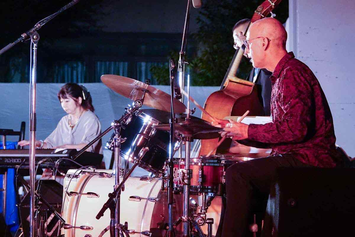 Learning how to improve your flow on the drums will help you play much better with other musicians.