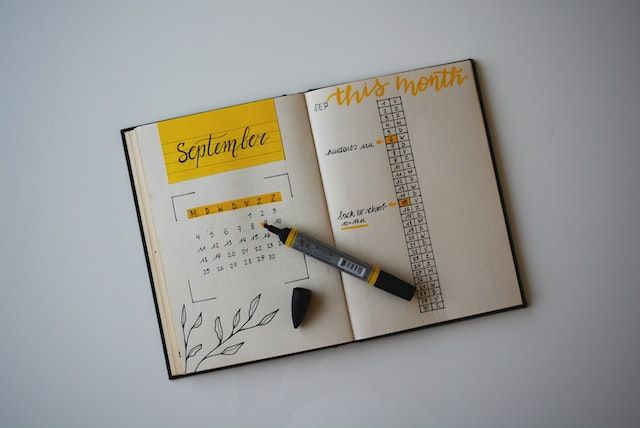 agenda ouvert à la page du mois de septembre et feutre jaune
