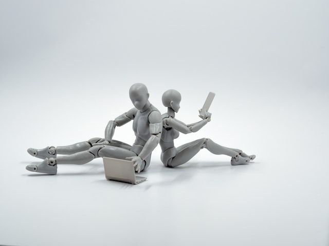 Robots assis utilisant un ordinateur portable