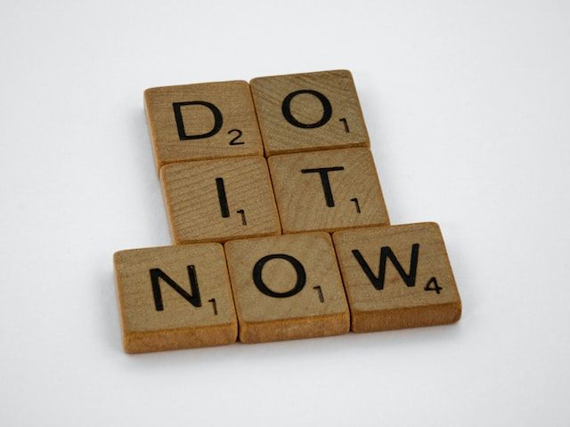 lettres de Scrabble représentant la phrase "do it now"