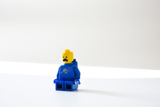 figurine Lego exprimant une émotion négative