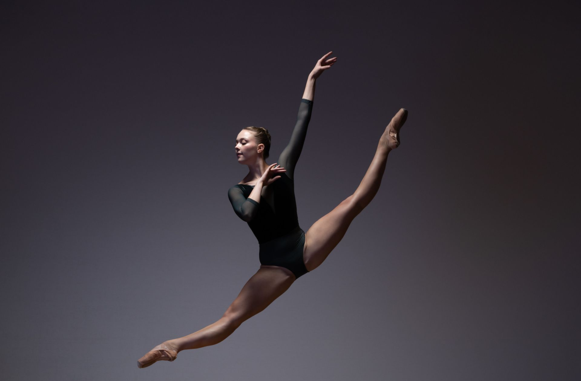 Ballet dancer in the air middle splits leap