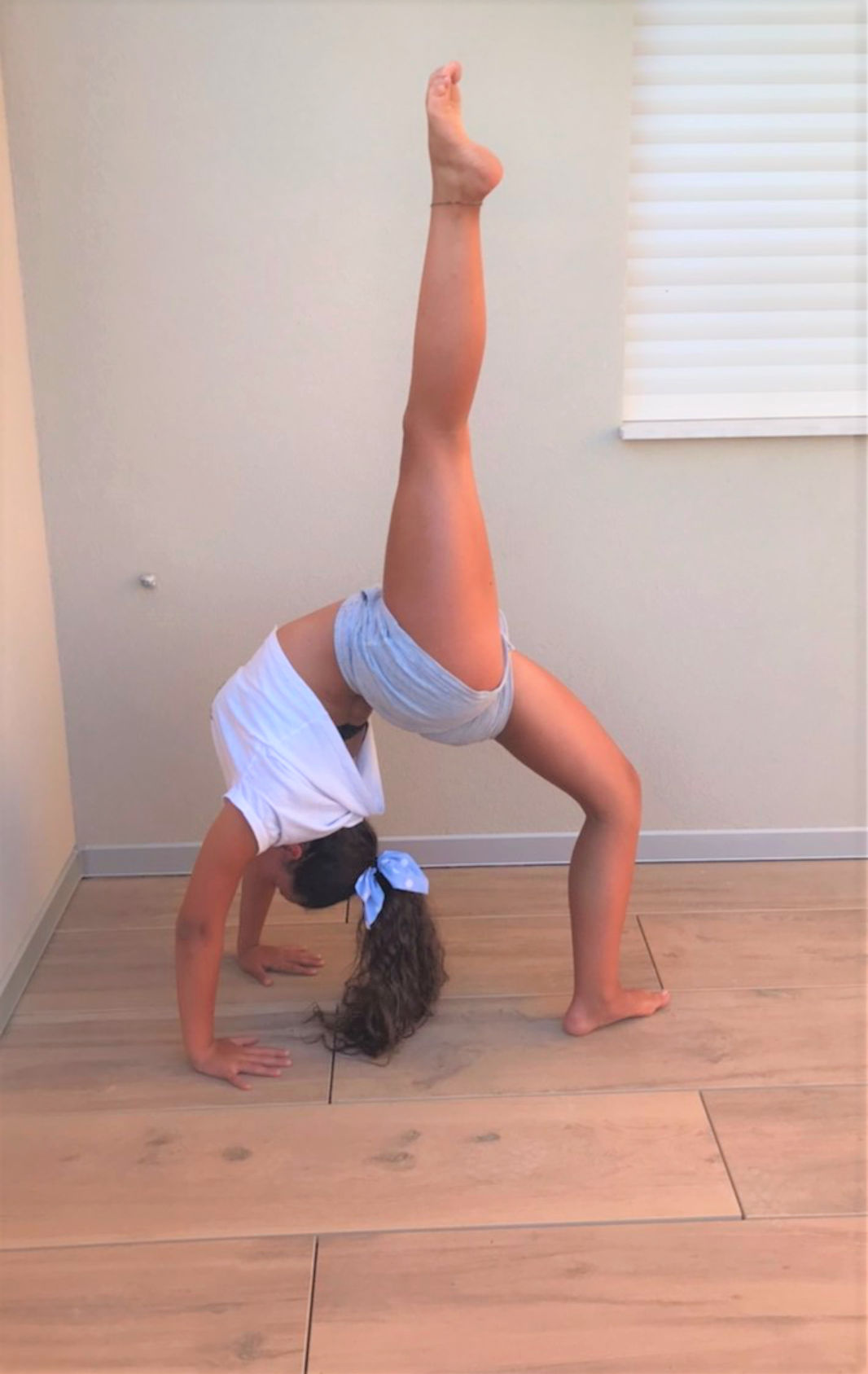 Dancer backbend with 1 leg extended straight up