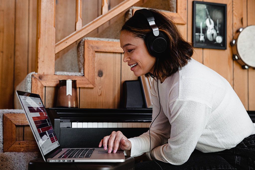 Les 5 avantages des cours de chant en ligne