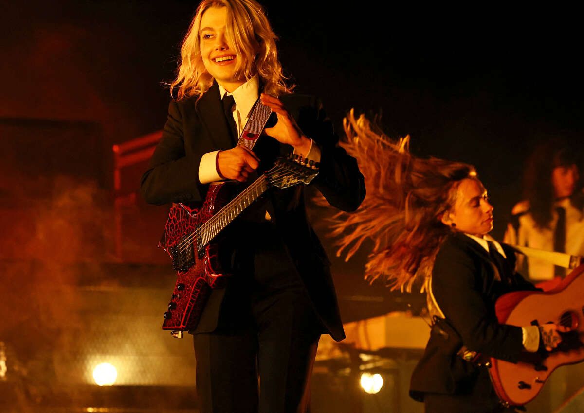 chanteur qui fait les exercices sur l'application UniSing pour progresser en chant