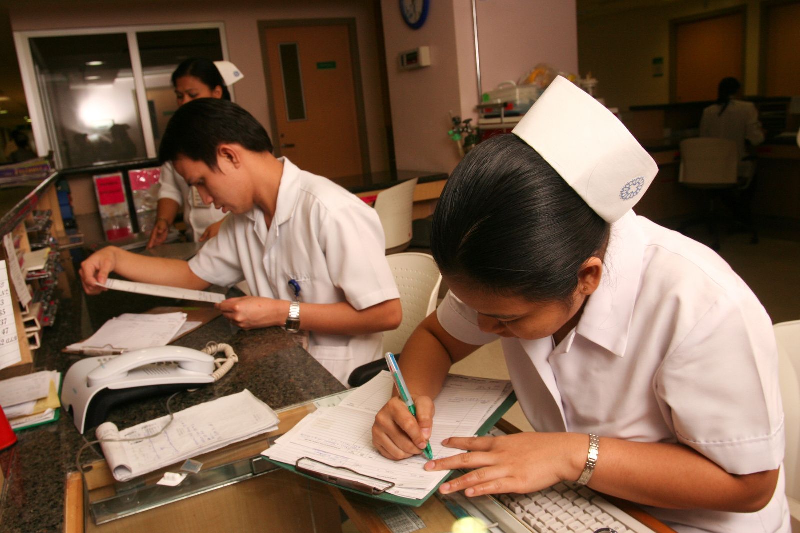 strong thesis statement about filipino nurses are migrating brainly